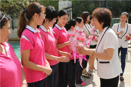 情系教师节，慰问暖人心 大风车薛秀香园长为一线老师送去节日祝