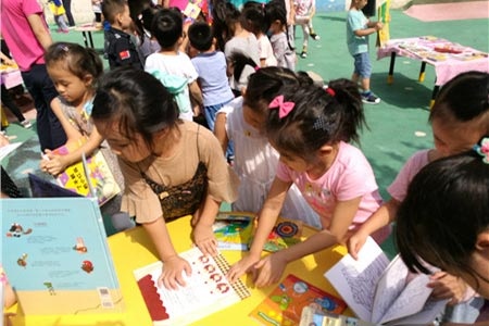 北京大风车双语幼儿园济南世纪佳园园 《千奇百怪童书展》进校园活动