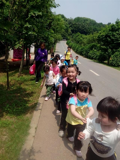 北京大风车长房西郡幼儿园组织户外踏青—寻找春天足迹