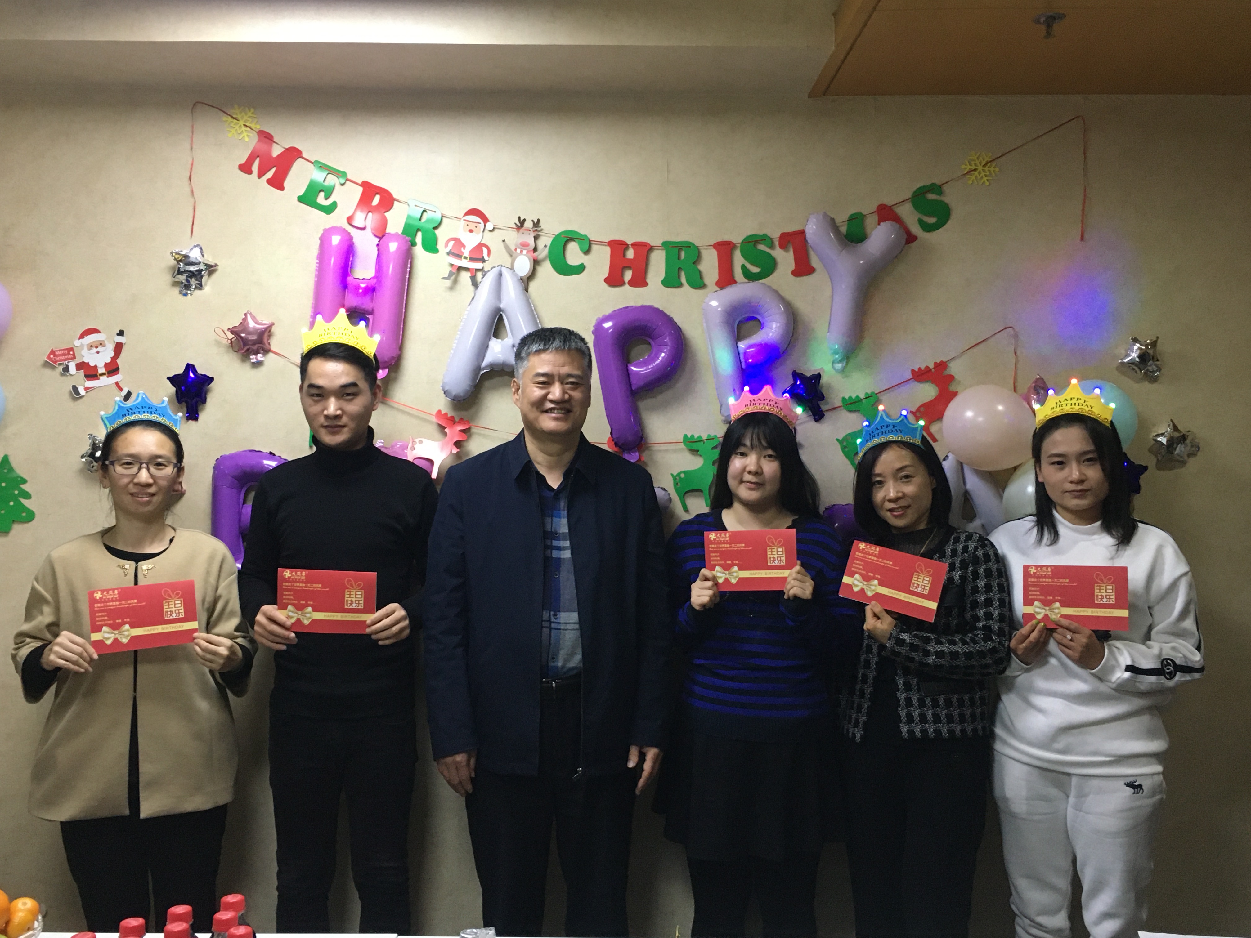 风车有爱 ,情暖寒冬——记大风车教育集团员工生日会